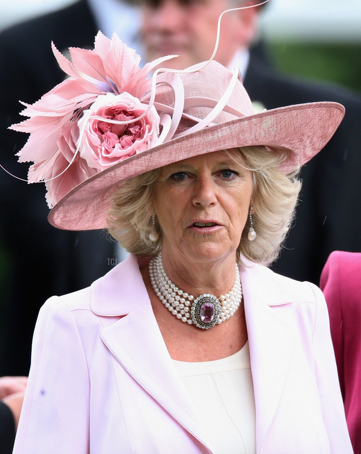 Sua Altezza Camilla, Duchessa di Cornovaglia sorride nel ring di parata in una carrozza trainata da cavalli durante il secondo giorno di Royal Ascot 2009 all'ippodromo di Ascot il 17 giugno 2009 in Ascot, Inghilterra