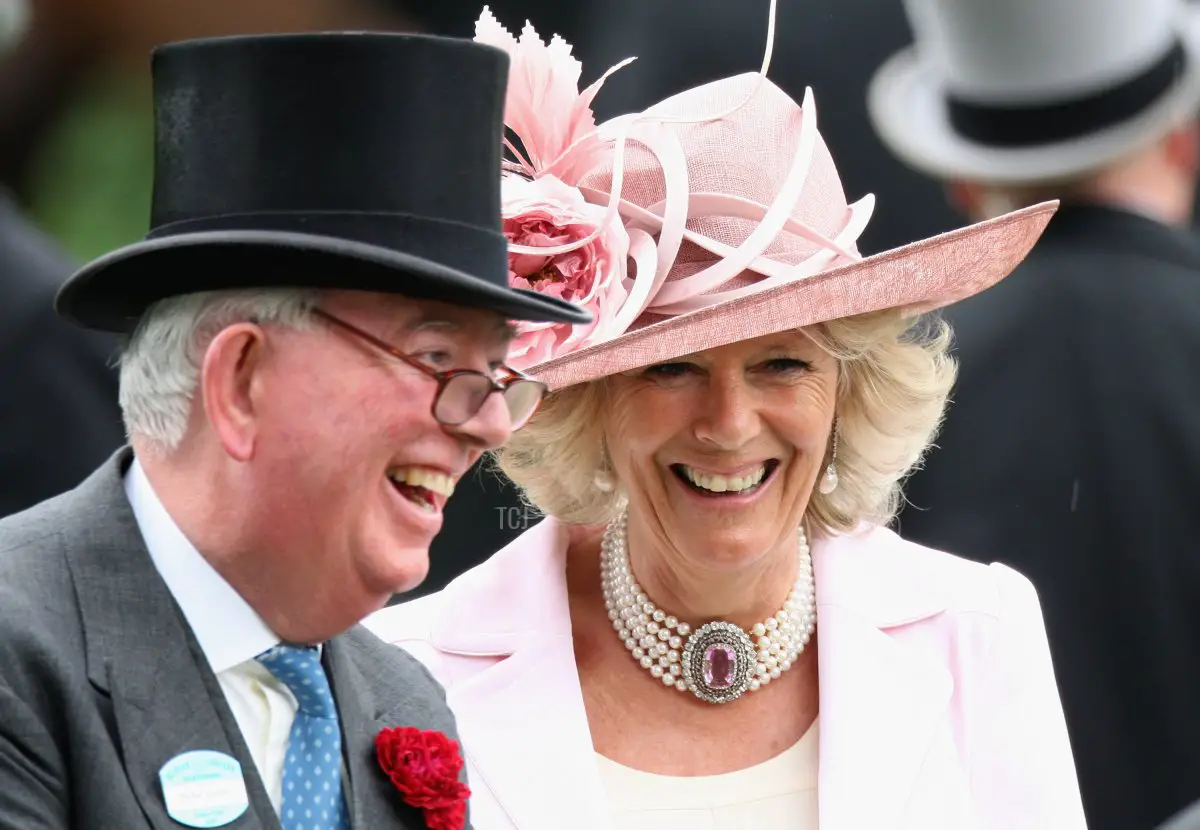 Sua Altezza Camilla, Duchessa di Cornovaglia sorride nel ring di parata in una carrozza trainata da cavalli durante il secondo giorno di Royal Ascot 2009 all'ippodromo di Ascot il 17 giugno 2009 in Ascot, Inghilterra