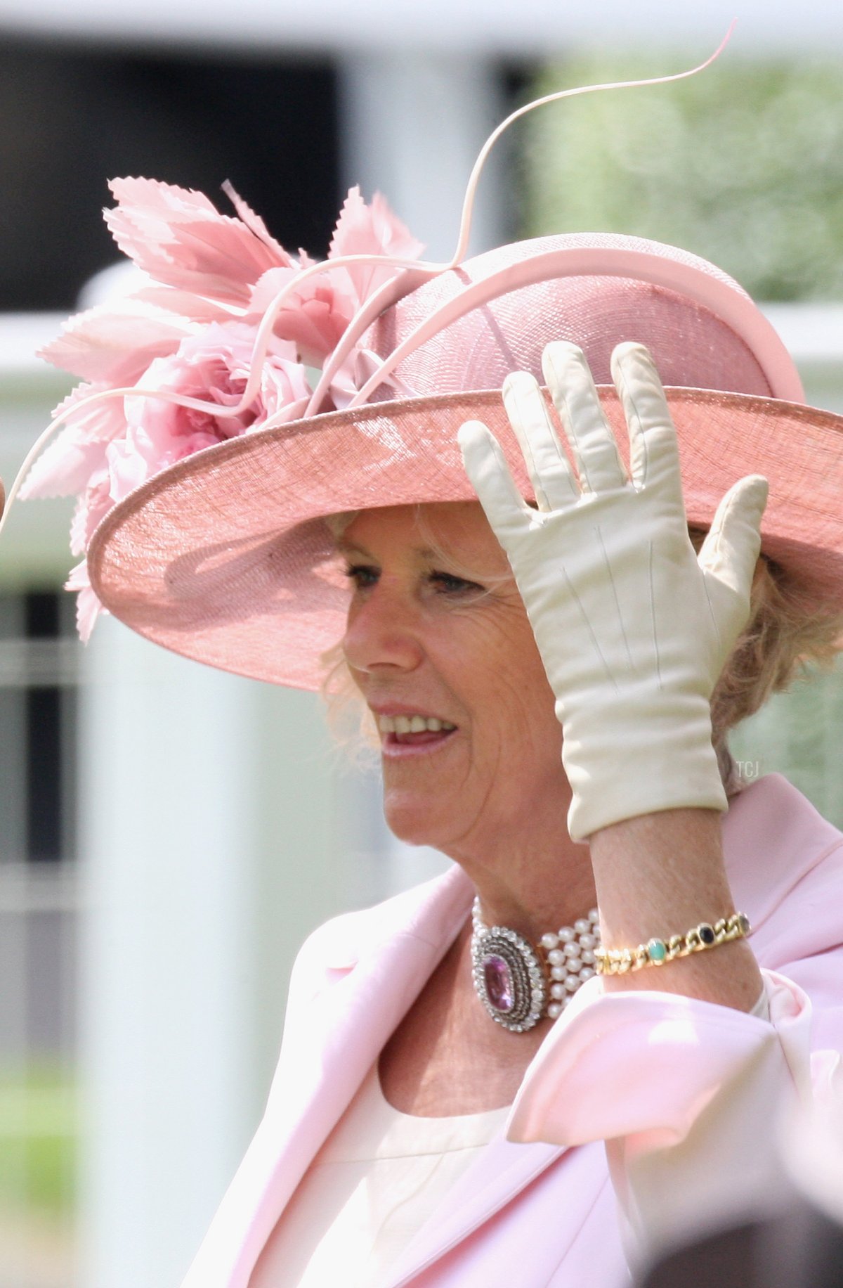 Sua Altezza Camilla, Duchessa di Cornovaglia sorride nel ring di parata in una carrozza trainata da cavalli durante il secondo giorno di Royal Ascot 2009 all'ippodromo di Ascot il 17 giugno 2009 in Ascot, Inghilterra