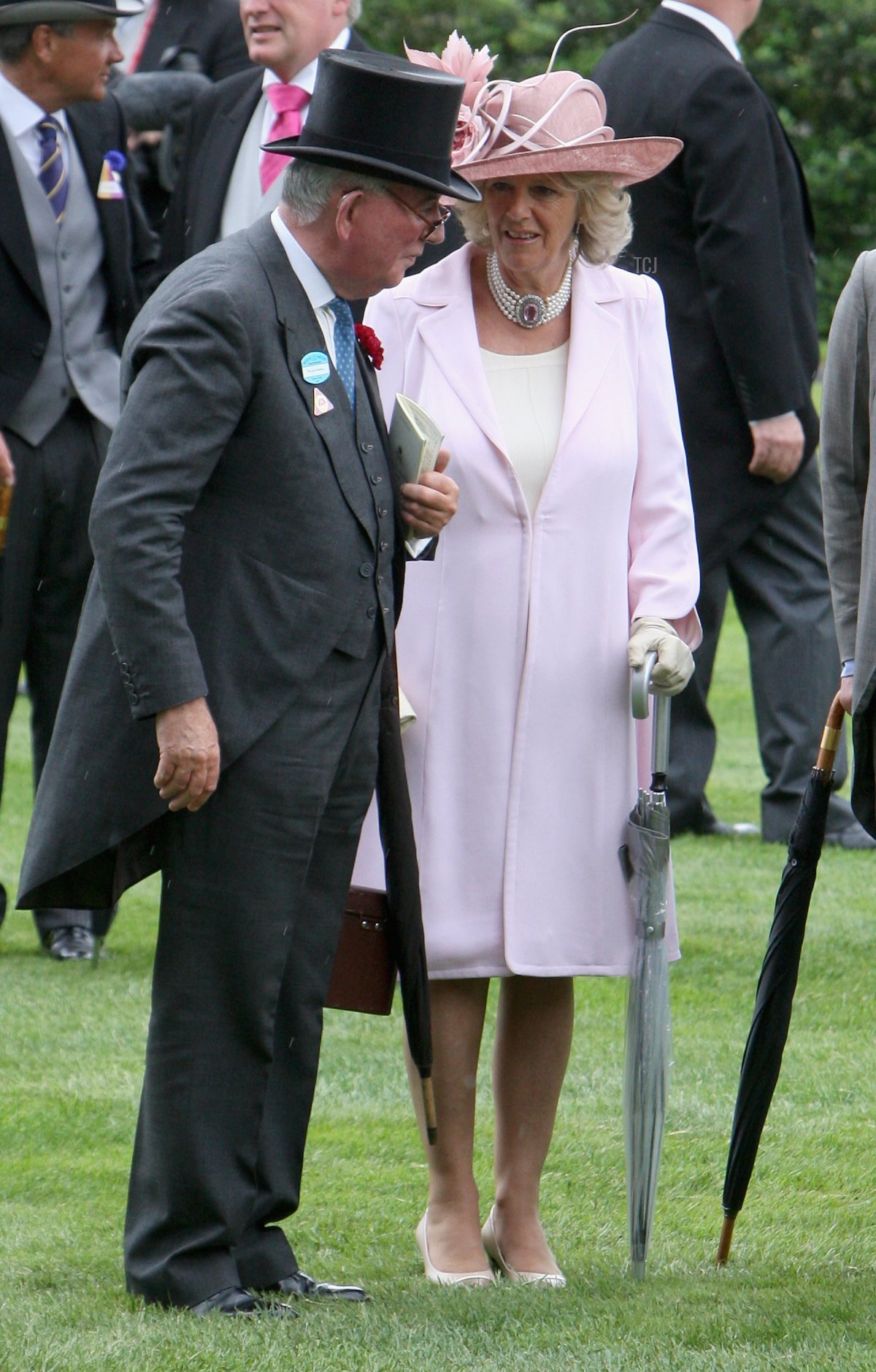 Sua Altezza Camilla, Duchessa di Cornovaglia sorride nel ring di parata in una carrozza trainata da cavalli durante il secondo giorno di Royal Ascot 2009 all'ippodromo di Ascot il 17 giugno 2009 in Ascot, Inghilterra