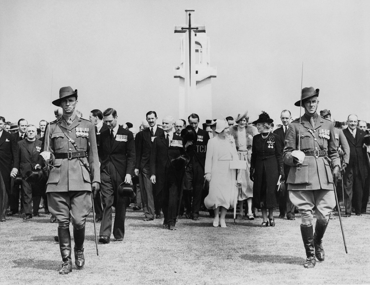 Il re Giorgio VI (1895 - 1952) e la regina Elizabeth (1900 - 2002) svelano il Memoriale Nazionale Australiano di Villers-Bretonneux nella Somme, durante la loro visita di Stato in Francia, 22 luglio 1938. La regina indossa un vestito della Guardaroba Bianca progettato per lei da Norman Hartnell per commemorare la morte di sua madre, la Contessa di Strathmore