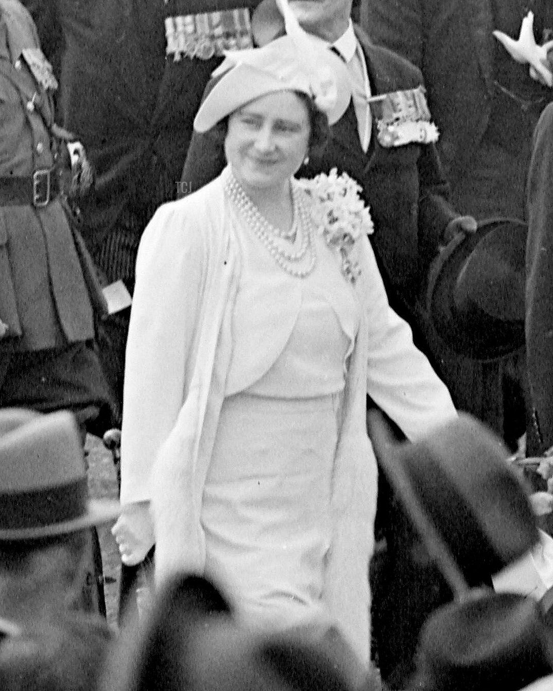 Il re svela il Memoriale della Guerra Australiana a Villers Bretonneux. Il re e la regina hanno partecipato all'ultima cerimonia della loro visita di Stato in Francia, quando, alla presenza del presidente Lebrun, la sua maestà ha svelato il Memoriale della guerra australiana a Villers Bretonneux. Nella foto, il re e la regina tra gli ex militari australiani durante la cerimonia. 22 luglio 1938