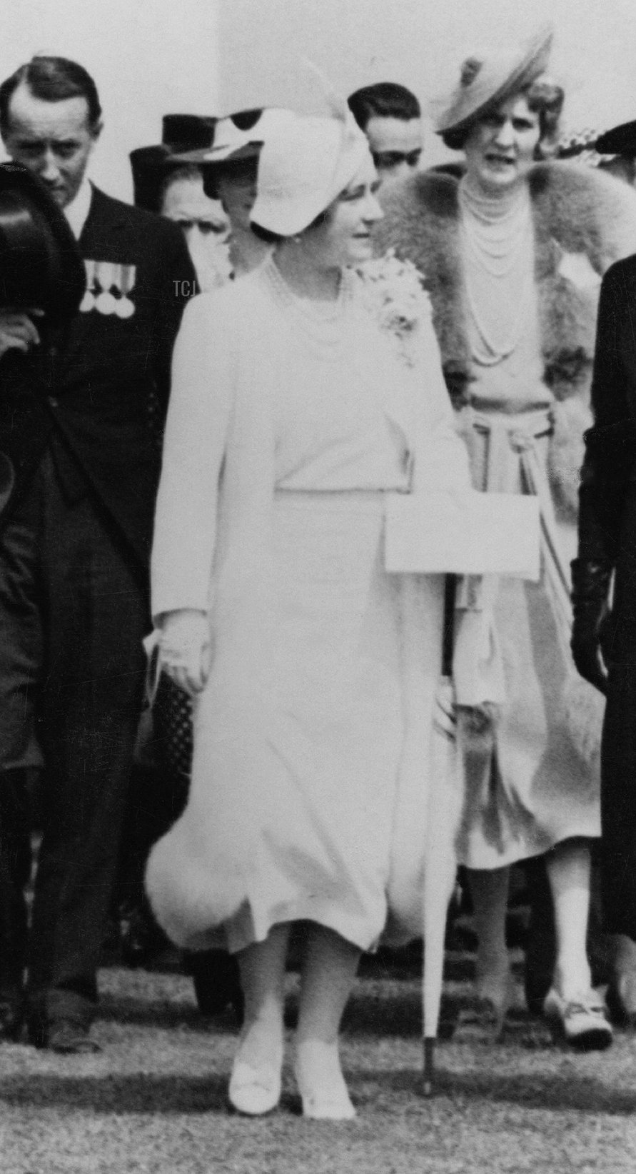 Il re Giorgio VI (1895 - 1952) e la regina Elizabeth (1900 - 2002) svelano il Memoriale Nazionale Australiano di Villers-Bretonneux nella Somme, durante la loro visita di Stato in Francia, 22 luglio 1938. La regina indossa un vestito della Guardaroba Bianca progettato per lei da Norman Hartnell per commemorare la morte di sua madre, la Contessa di Strathmore