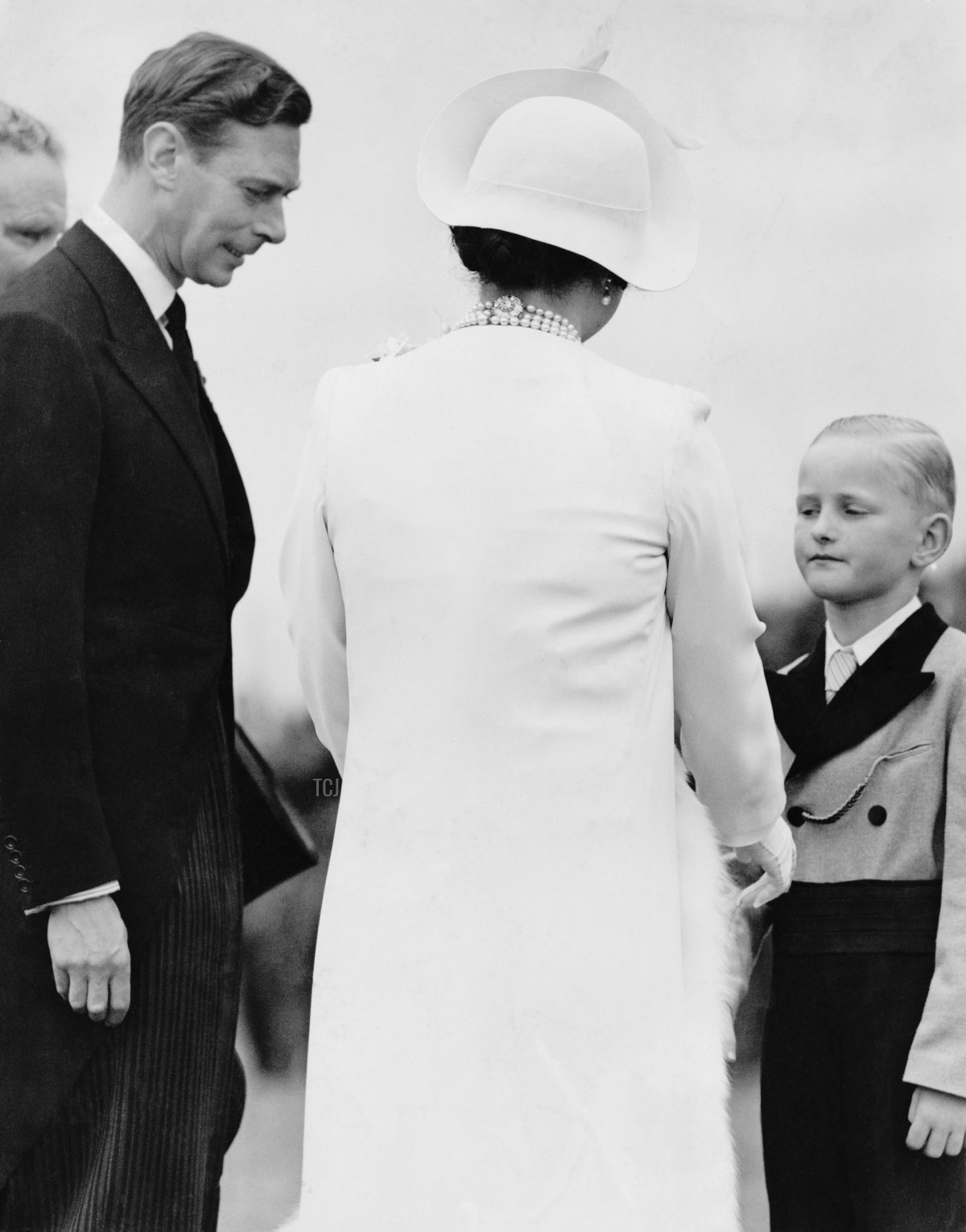 Il re Giorgio VI (1895 - 1952) e la regina Elizabeth (1900 - 2002) svelano il Memoriale Nazionale Australiano di Villers-Bretonneux nella Somme, durante la loro visita di Stato in Francia, 22 luglio 1938. La regina indossa un vestito della Guardaroba Bianca progettato per lei da Norman Hartnell per commemorare la morte di sua madre, la Contessa di Strathmore