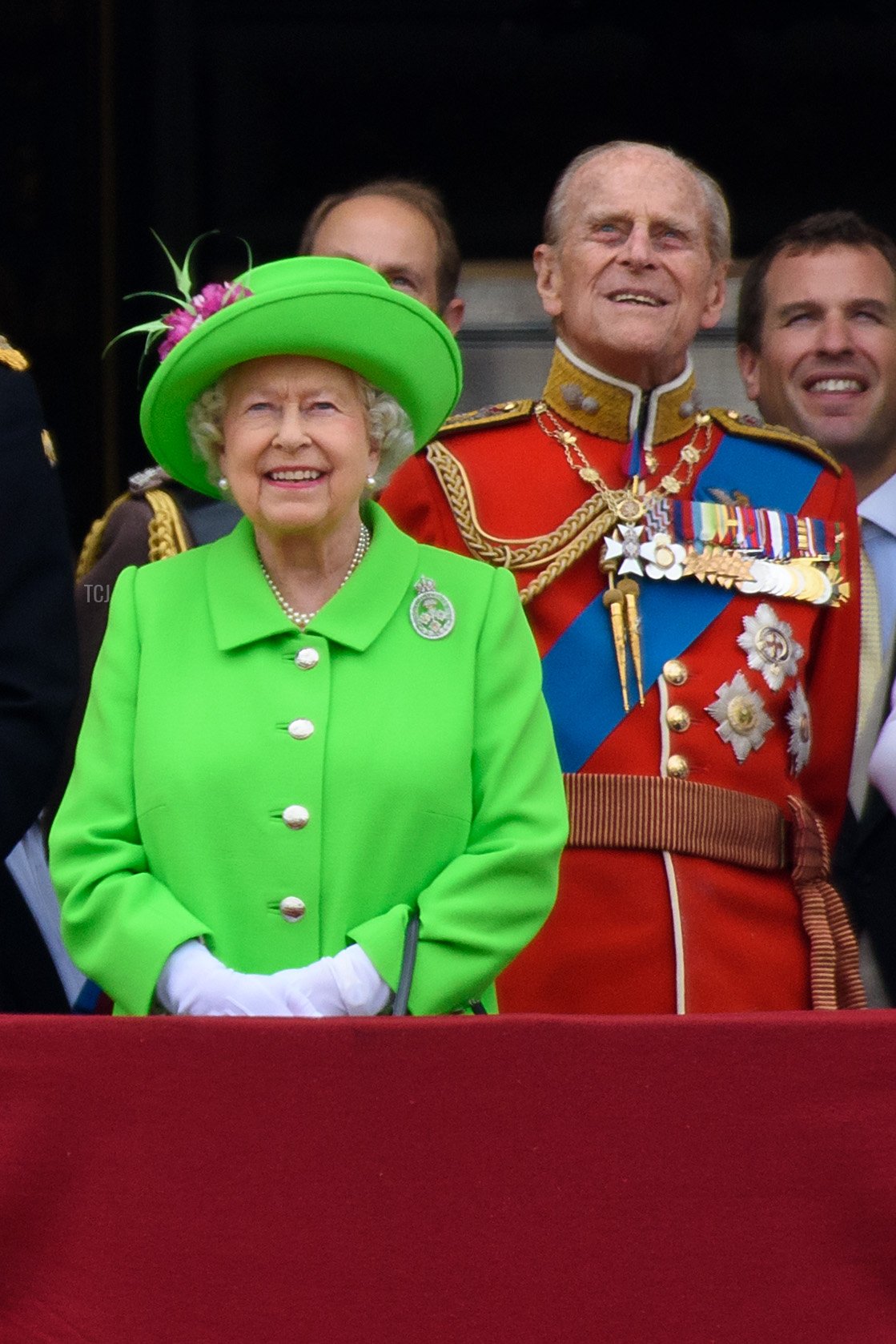 La Regina Elisabetta II e il Principe Filippo, Duca di Edimburgo, osservano un volo durante il Trooping the Colour, quest'anno che segna il 90° compleanno della Regina a The Mall l'11 giugno 2016 a Londra, Inghilterra