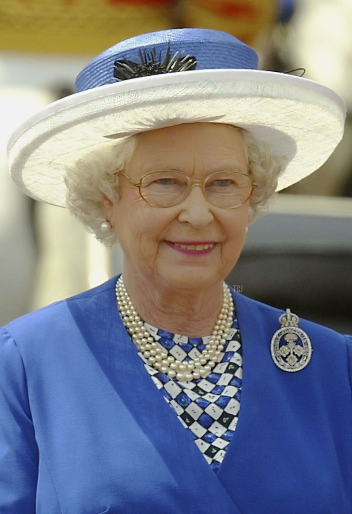 La Regina britannica Elisabetta II sorride mentre arriva a Buckingham Palace dopo aver partecipato alla cerimonia del Trooping of the Colour il 14 giugno 2003 a Londra, Inghilterra