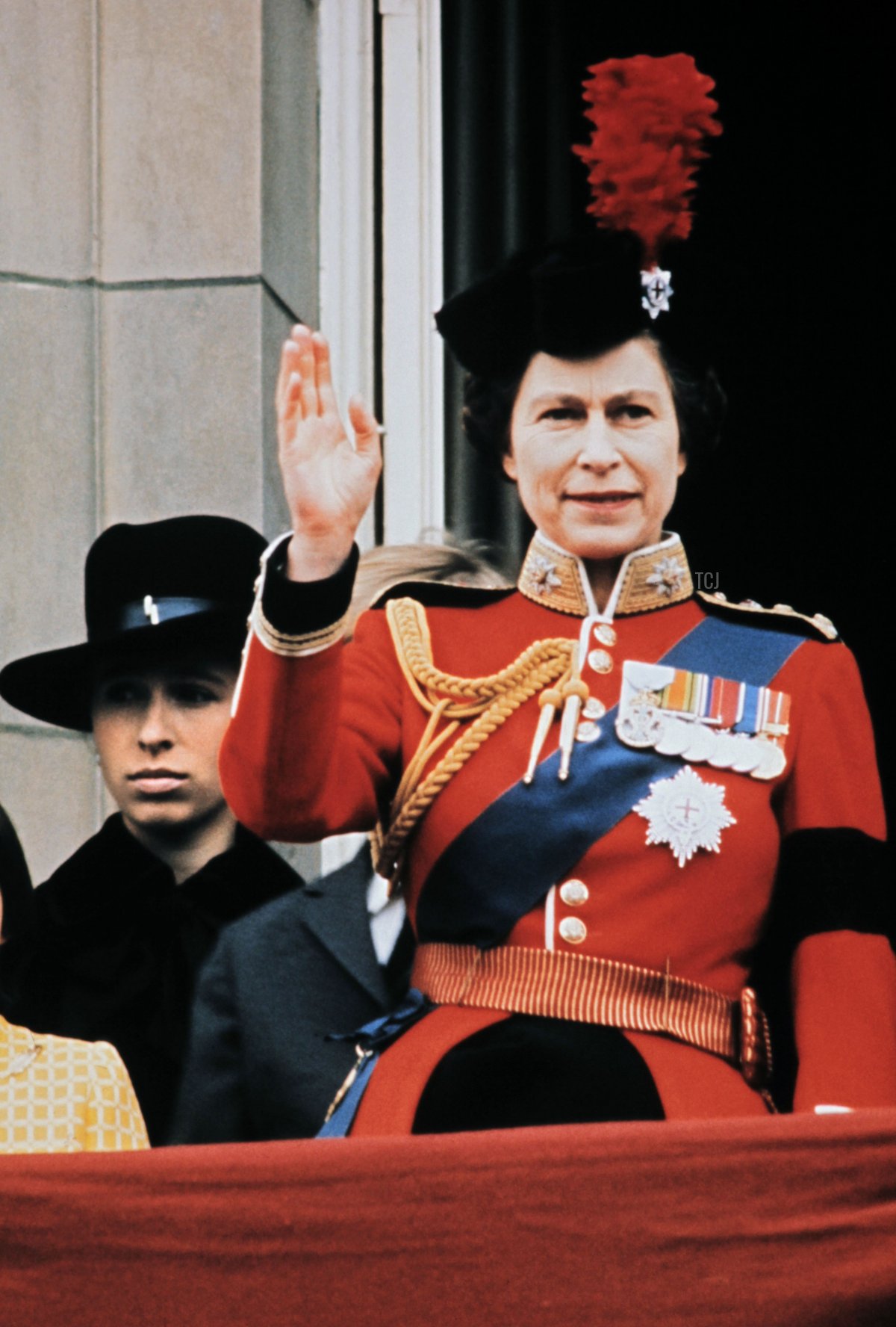 La Regina britannica Elisabetta II (R) saluta la folla il 3 giugno 1972 dal balcone di Buckingham Palace a Londra, durante la cerimonia del Trooping the Colour