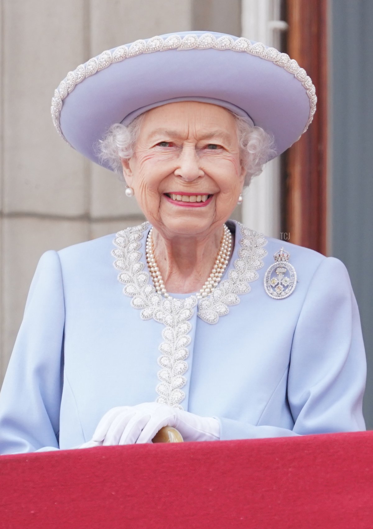 La Regina britannica Elisabetta II si trova sul balcone di Buckingham Palace mentre le truppe passano in rassegna durante la parata di compleanno della Regina, il Trooping the Colour, come parte delle celebrazioni del giubileo di platino della Regina Elisabetta II, a Londra il 2 giugno 2022