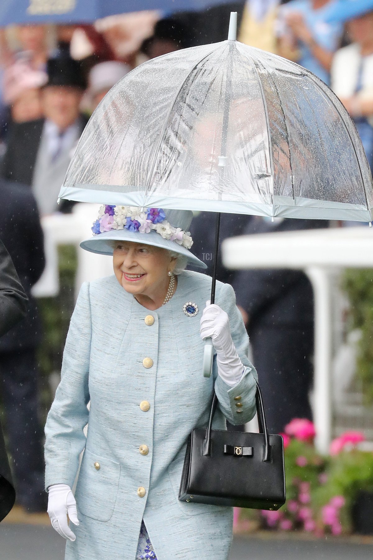 La regina Elisabetta II arriva al secondo giorno di Royal Ascot all'ippodromo di Ascot il 19 giugno 2019 in Ascot, Inghilterra