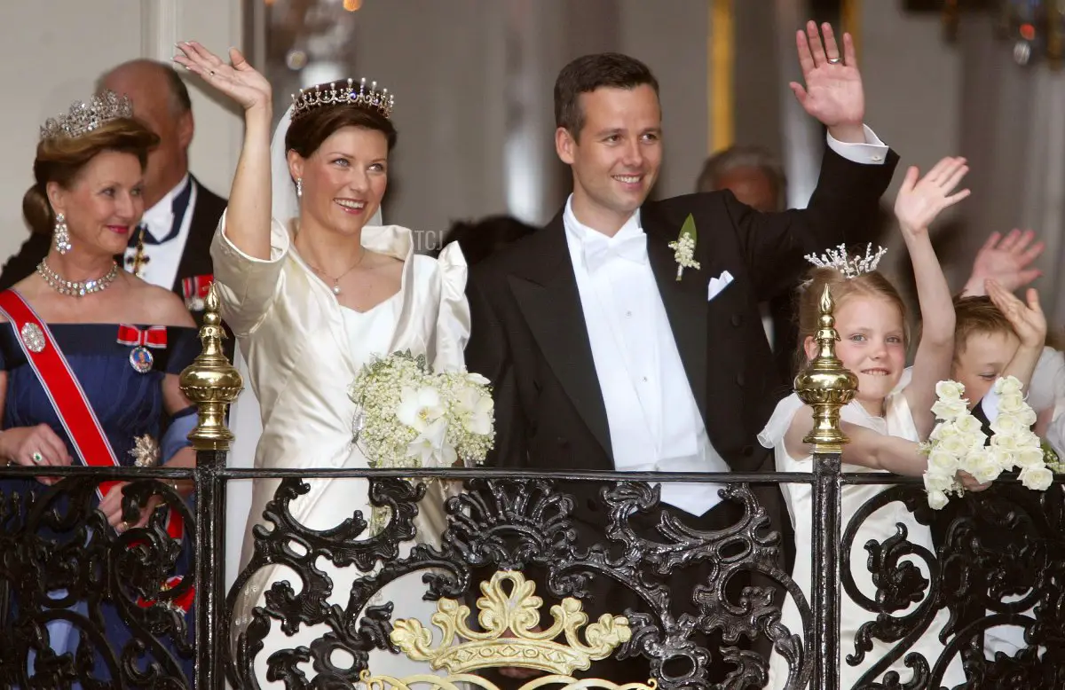 La principessa Martha Louise di Norvegia e lo scrittore Ari Behn salutano dalla balconata del Palazzo Stiftsgarden dopo il loro matrimonio nella Cattedrale di Nidaros il 24 maggio 2002 a Trondheim, Norvegia