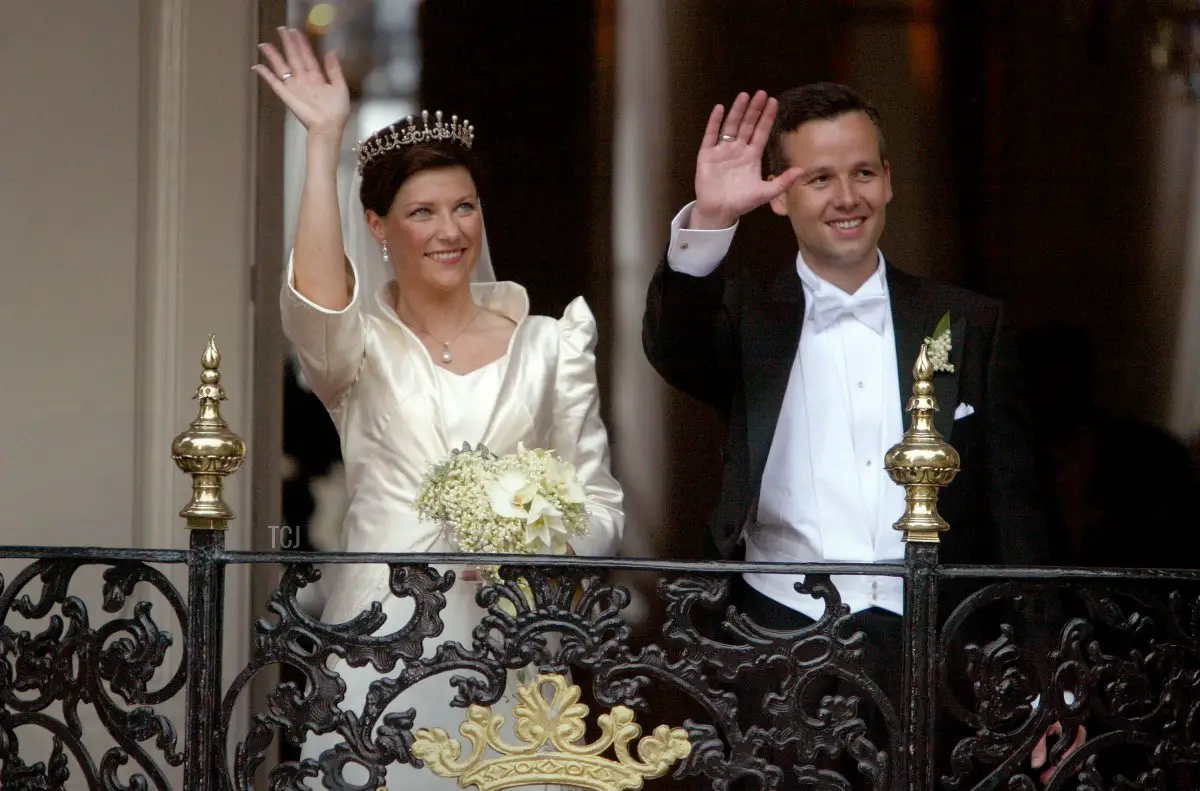 La principessa Martha Louise di Norvegia e lo scrittore Ari Behn salutano dalla balconata del Palazzo Stiftsgarden dopo il loro matrimonio nella Cattedrale di Nidaros il 24 maggio 2002 a Trondheim, Norvegia