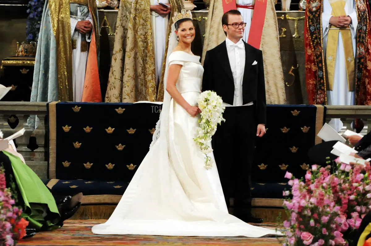 La Crown Princess Victoria di Svezia, Duchessa di Västergötland, e suo marito il Principe Daniel, Duca di Västergötland, durante la loro cerimonia nuziale il 19 giugno 2010 a Stoccolma, Svezia