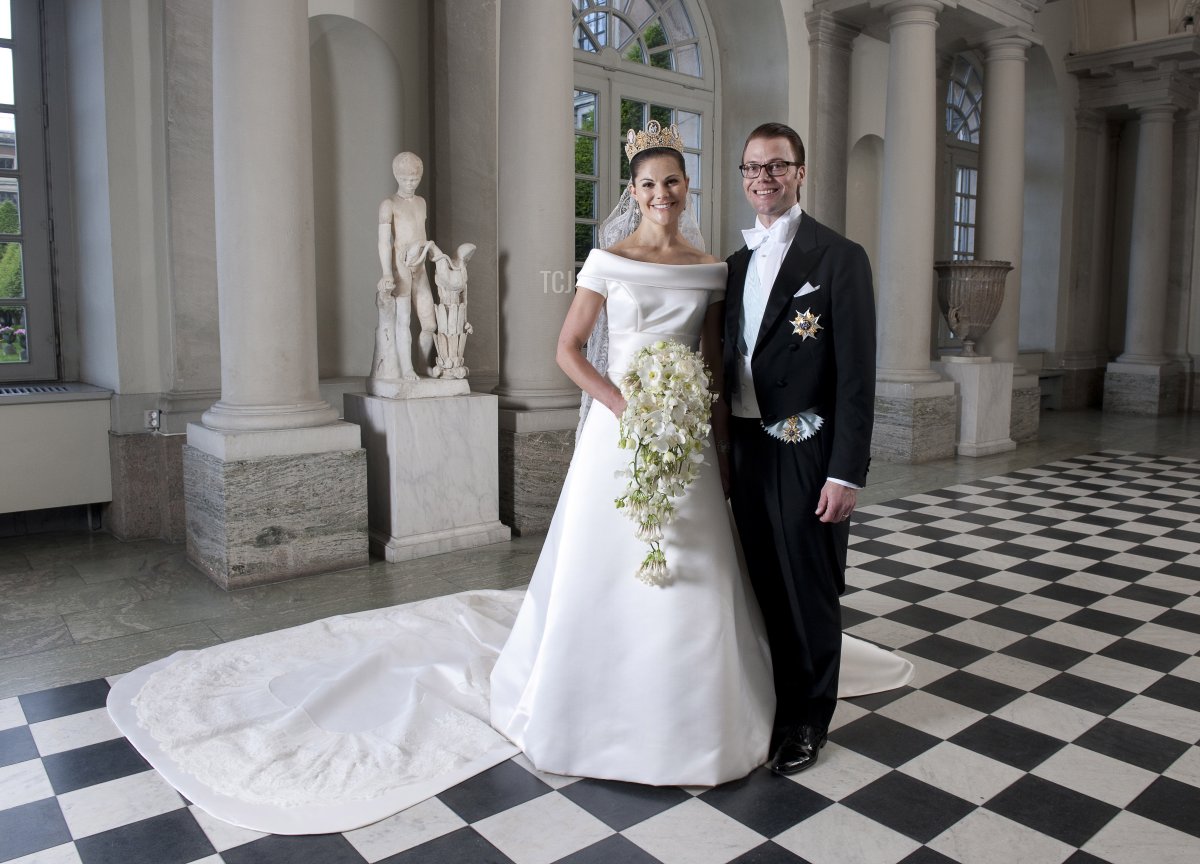 La Crown Princess Victoria di Svezia e il Principe Daniel, Duca di Västergötland, posano dopo il loro matrimonio nella chiesa di Storkyrkan il 19 giugno 2010 a Stoccolma, Svezia