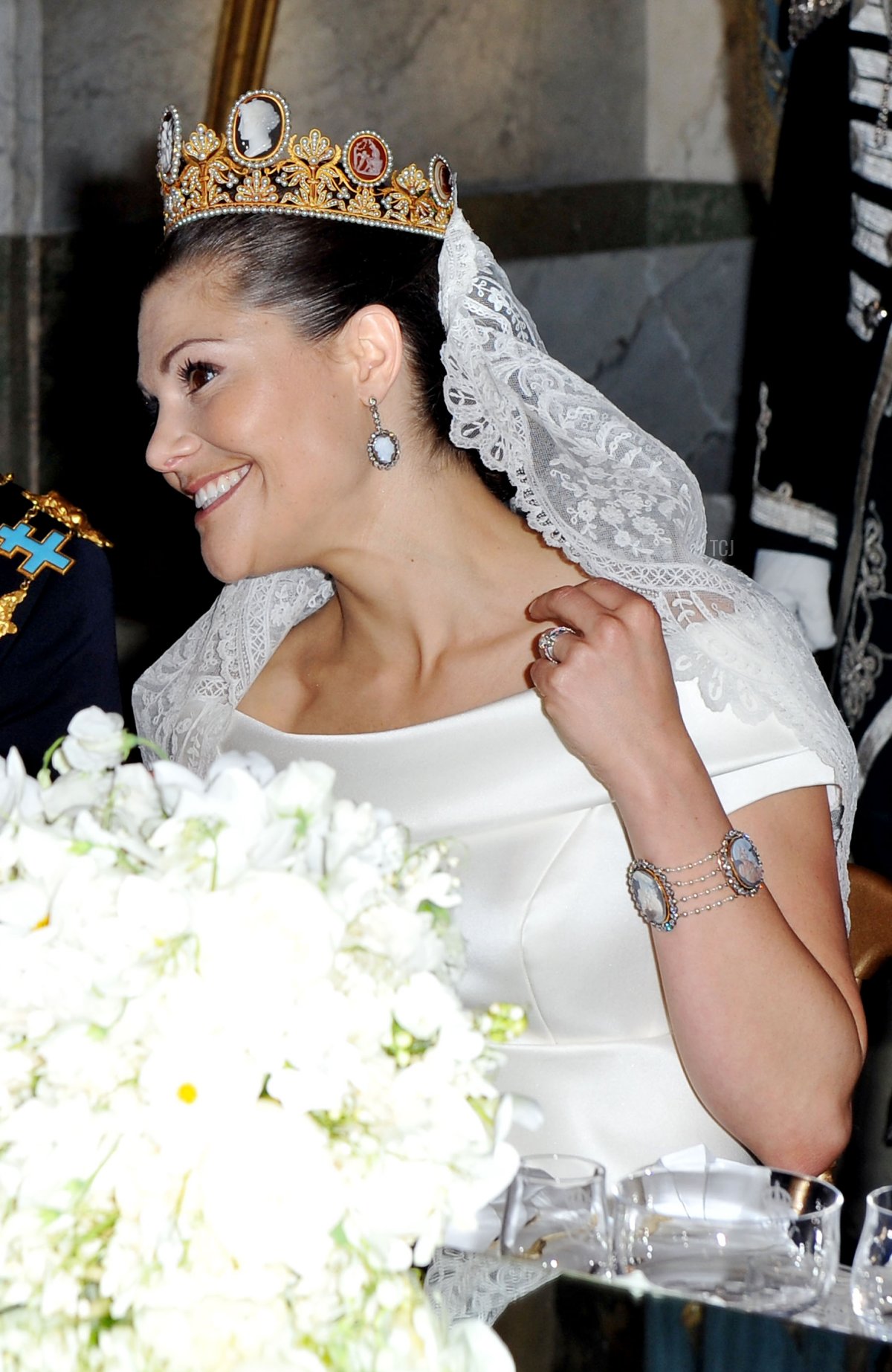 La Crown Princess Victoria di Svezia, suo padre il Re Carl Gustaf di Svezia e Ewa Westling partecipano al loro banchetto nuziale al Palazzo Reale il 19 giugno 2010 a Stoccolma, Svezia