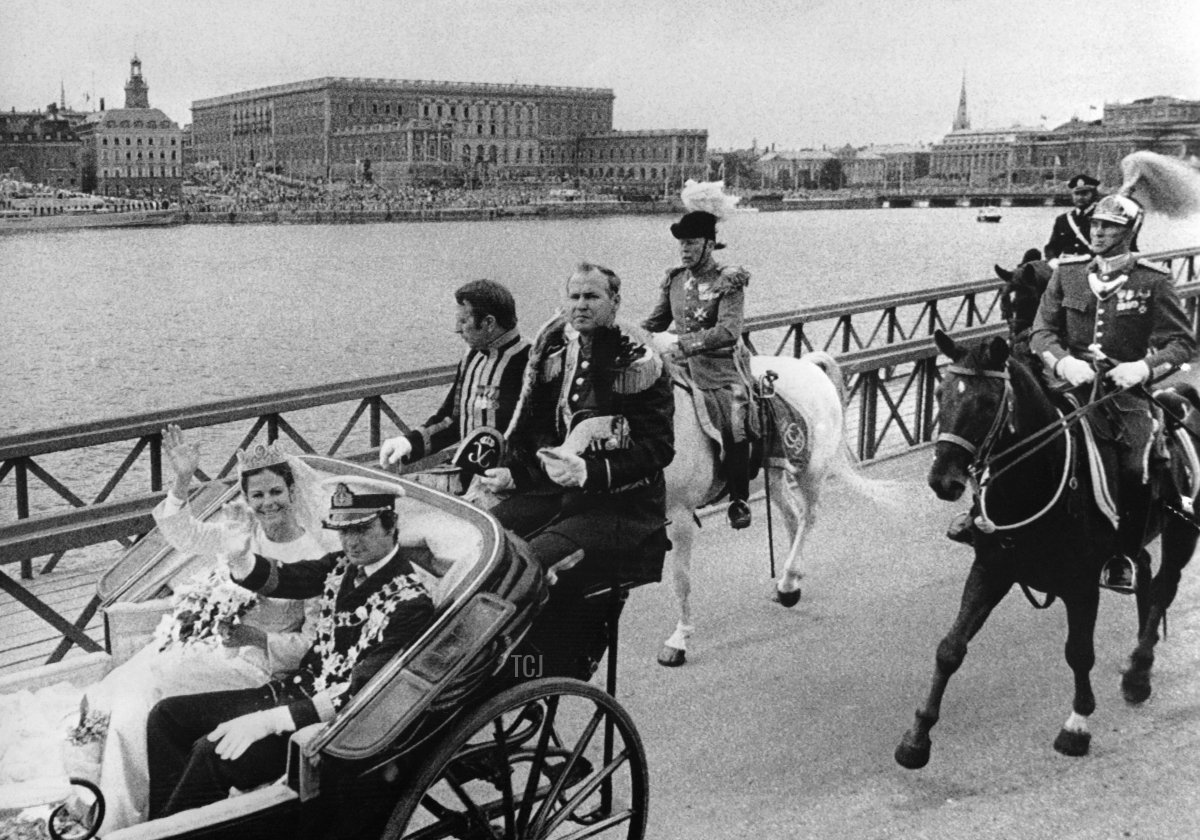 Il re Carlo XVI Gustavo di Svezia e Miss Silvia Sommerlath salutano la folla dal loro carro durante la cerimonia di matrimonio a Stoccolma il 19 giugno 1976