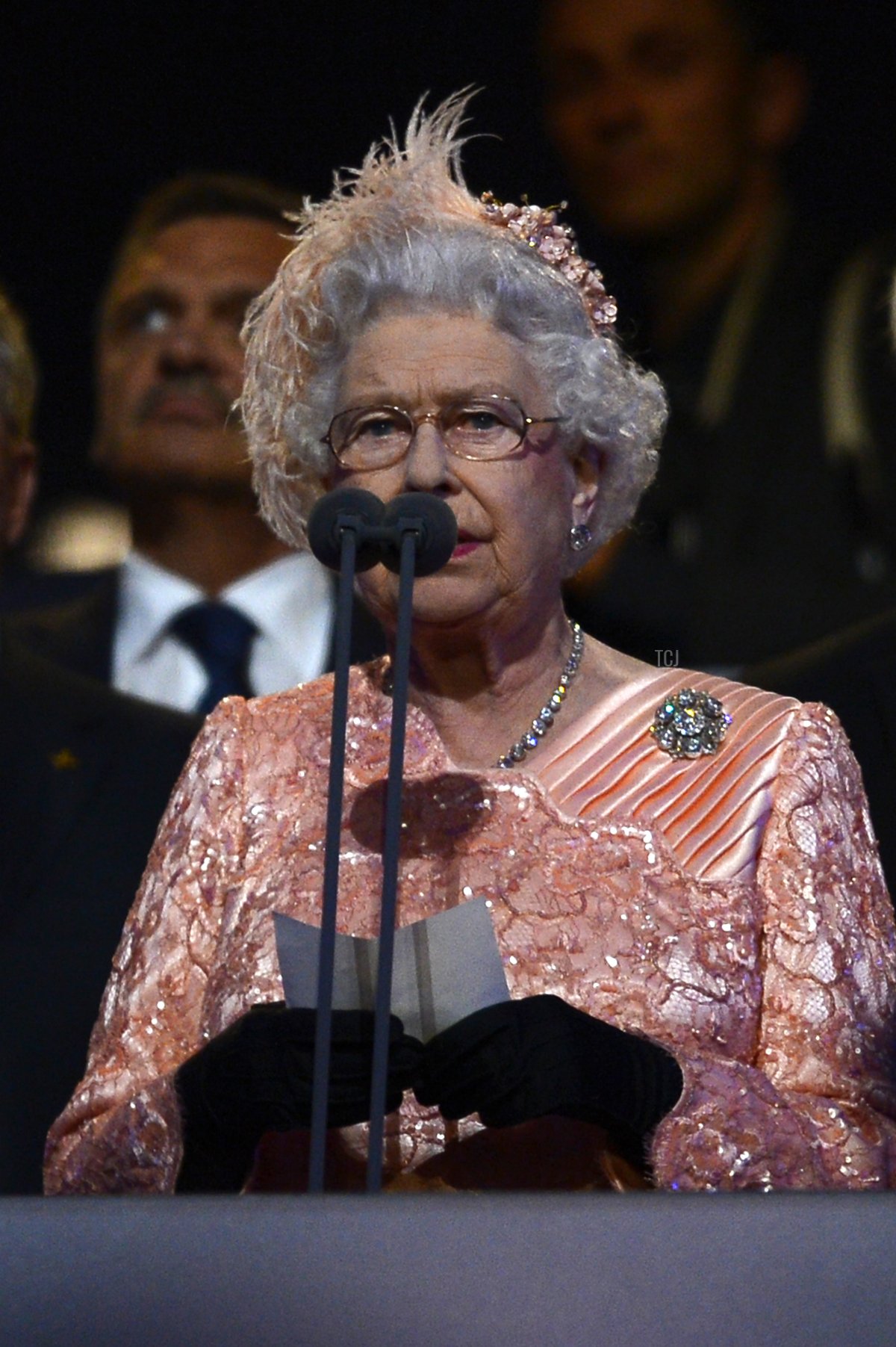 La regina Elisabetta II di Gran Bretagna dichiara aperti i Giochi Olimpici di Londra 2012 durante la cerimonia di apertura il 27 luglio 2012 allo Stadio Olimpico di Londra