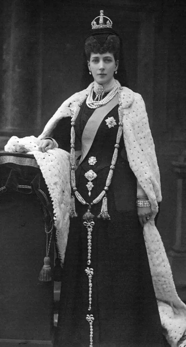 Queen Alexandra, vestita per l'Apertura di Stato del Parlamento, febbraio 1901