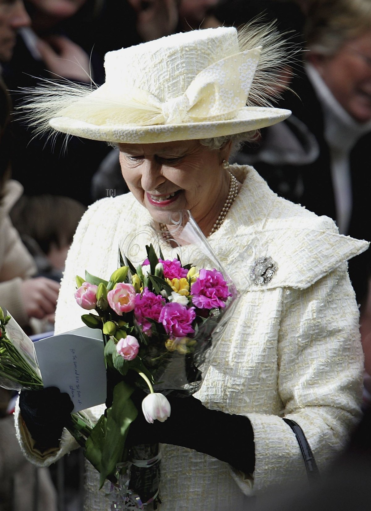 La Regina Elisabetta II incontra il pubblico mentre attraversa Guilford High Street il 13 aprile 2006 a Guilford, Inghilterra. La Regina e il Duca di Edimburgo erano presenti al Servizio di Maundy nella Cattedrale di Guildford dove distribuì il Maundy Reale alla congregazione durante il Servizio