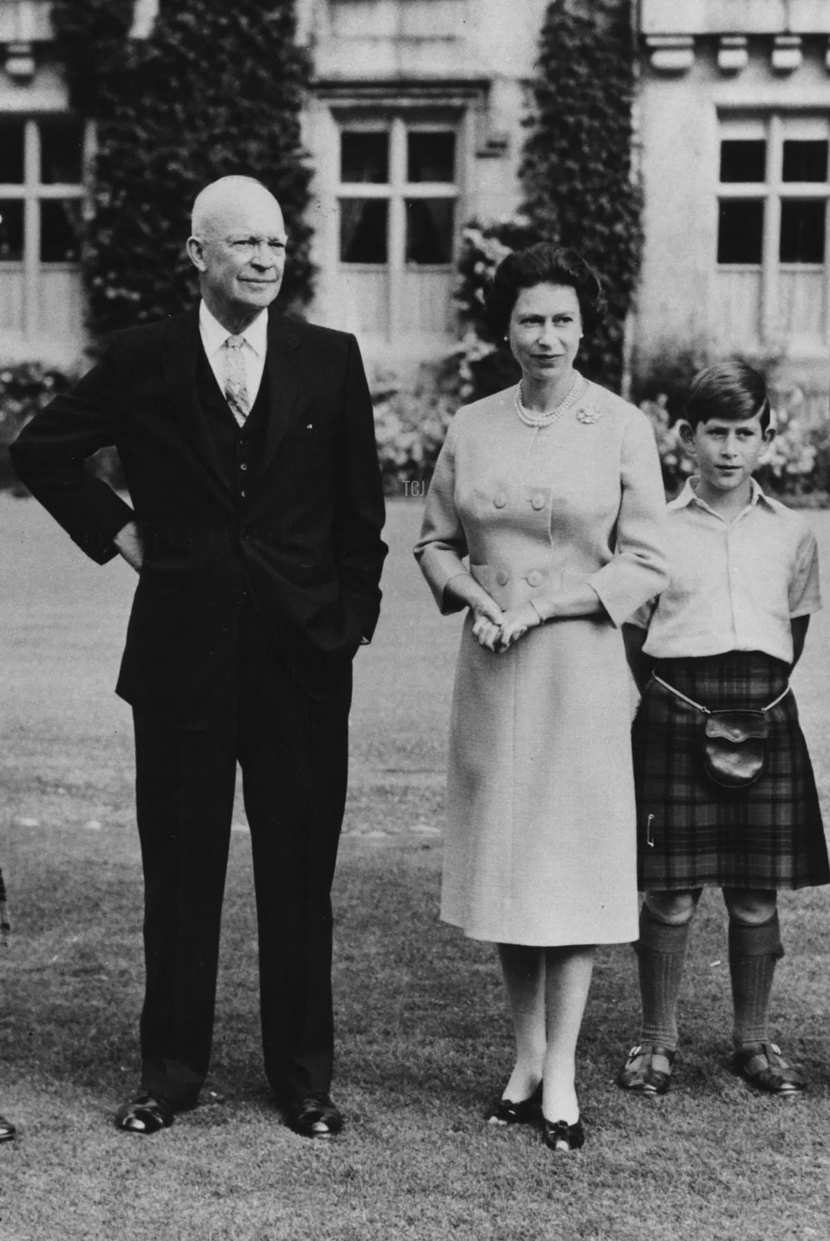 Il presidente Eisenhower (centro) con la famiglia reale britannica (da sinistra) Principe Filippo, Principessa Anna, Regina Elisabetta II, Principe Carlo e Capitano John Eisenhower, al Castello di Balmoral, Scozia, settembre 1959