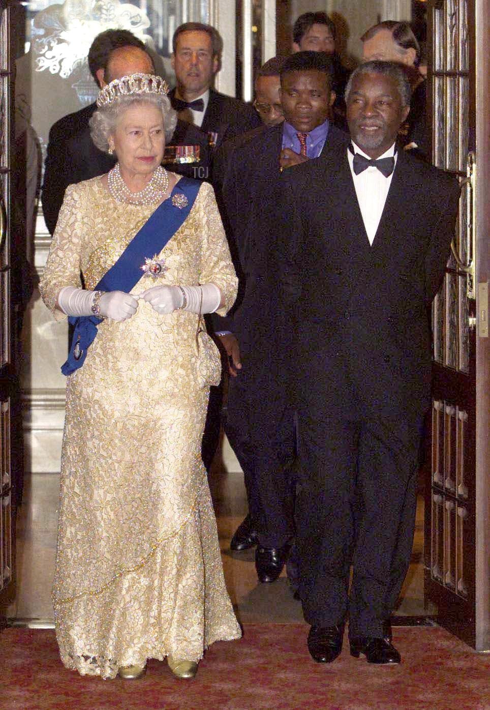 La Regina Elisabetta II di Gran Bretagna arriva con il presidente sudafricano Thabo Mbeki per un banchetto di stato tenuto per i Capi di Governo del Commonwealth, a Durban il 12 novembre 1999