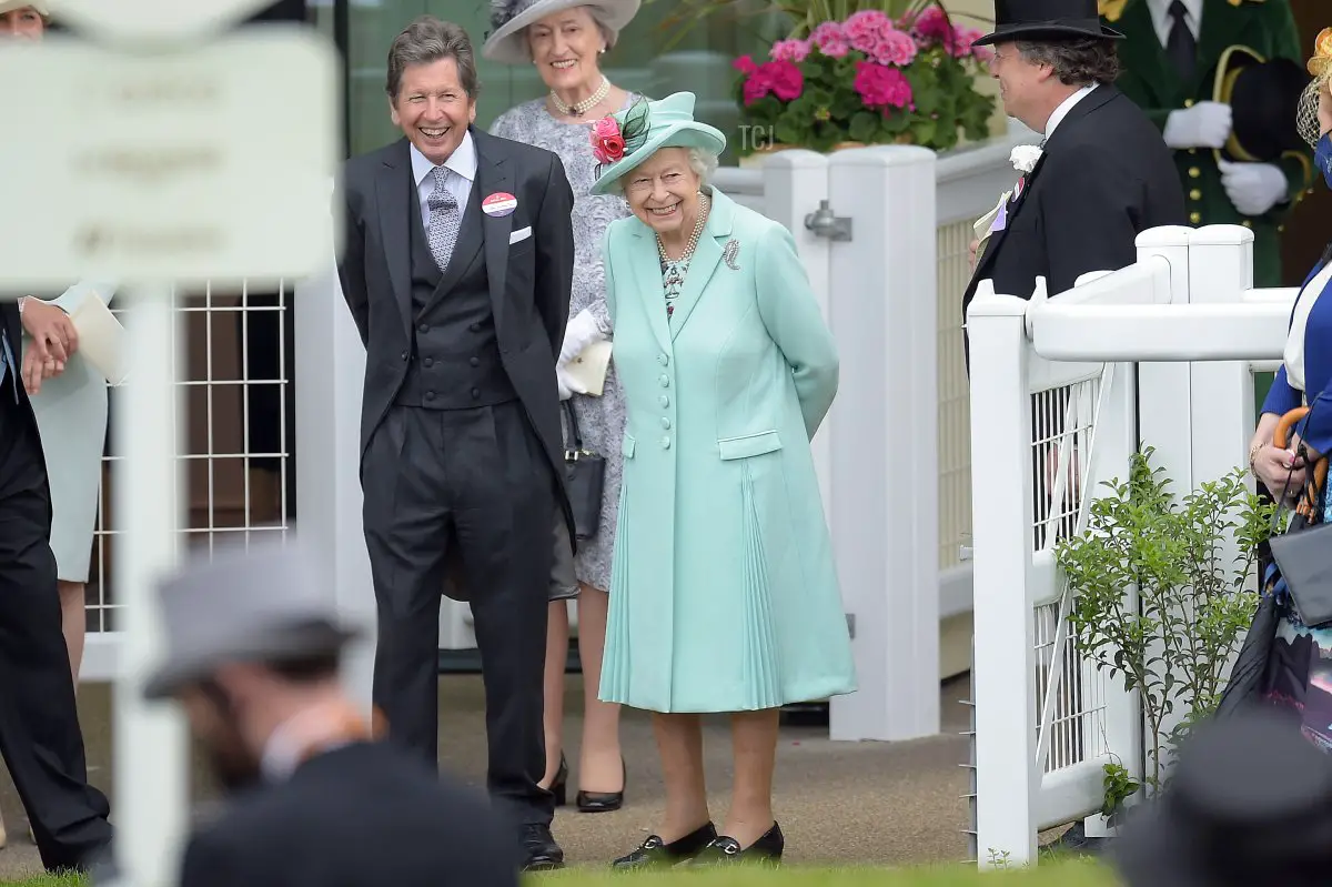 La regina Elisabetta II (C) e John Warren (L) osservano mentre i cavalli vengono condotti nel ring della parata durante Royal Ascot 2021 all'ippodromo di Ascot il 19 giugno 2021 ad Ascot, Inghilterra