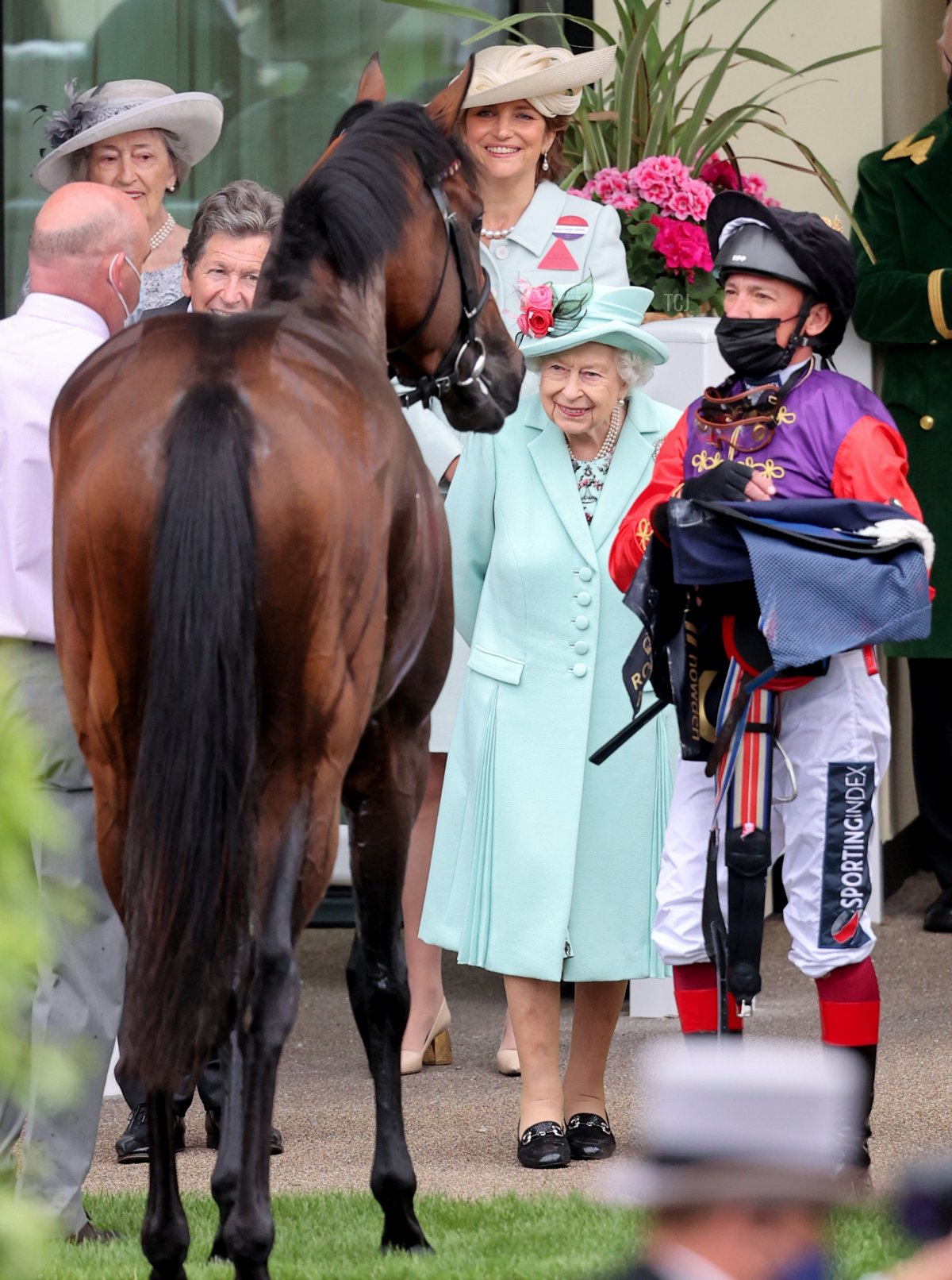 La regina Elisabetta II e Frankie Dettori (D) durante Royal Ascot 2021 all'ippodromo di Ascot il 19 giugno 2021 ad Ascot, Inghilterra