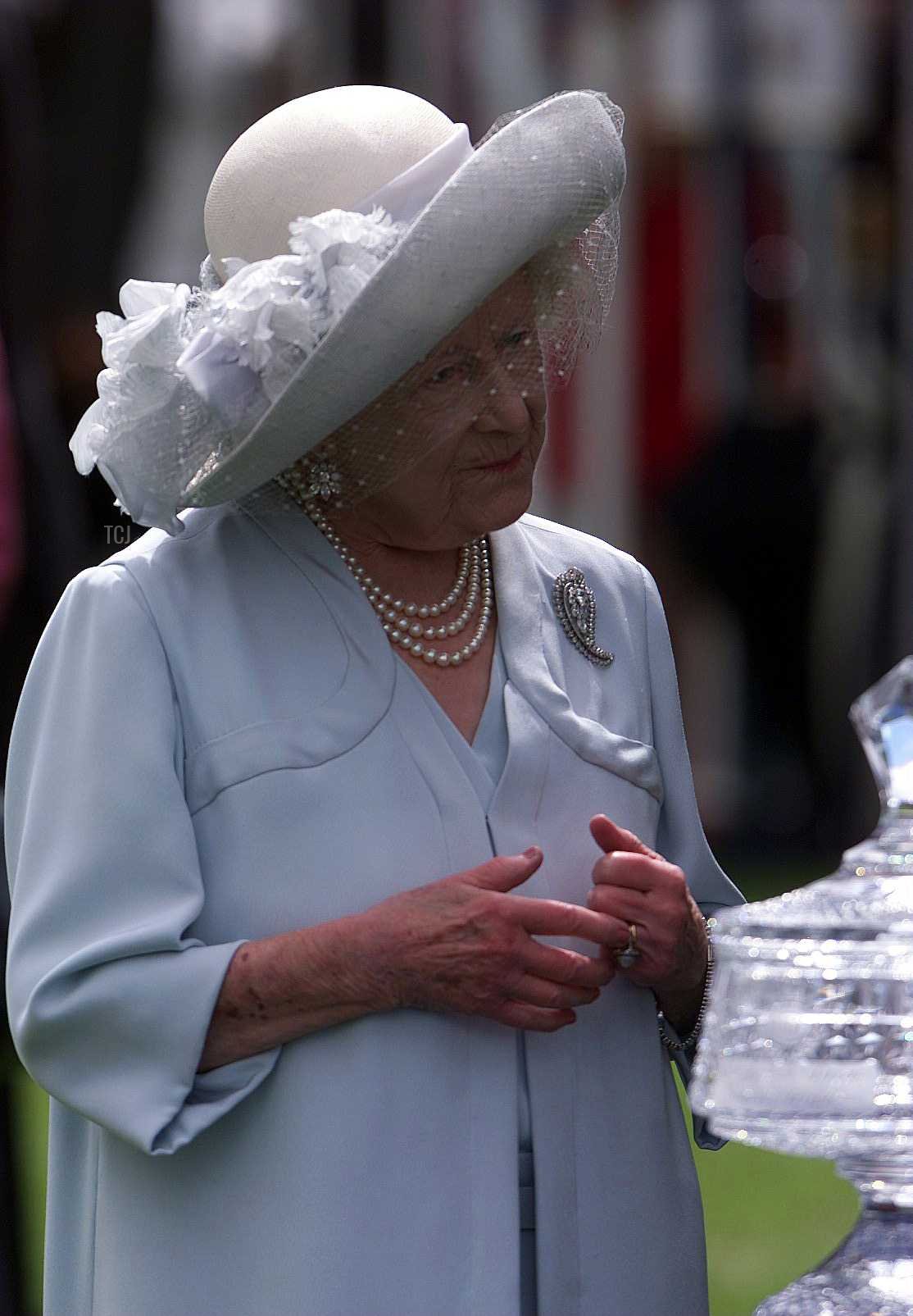 24 giu 2000: La Regina Madre con il trofeo che ha presentato a Julie Fallon per conto di suo marito Kieren, che è stato nominato miglior fantino con 4 vittorie al recente Royal Meeting di Ascot