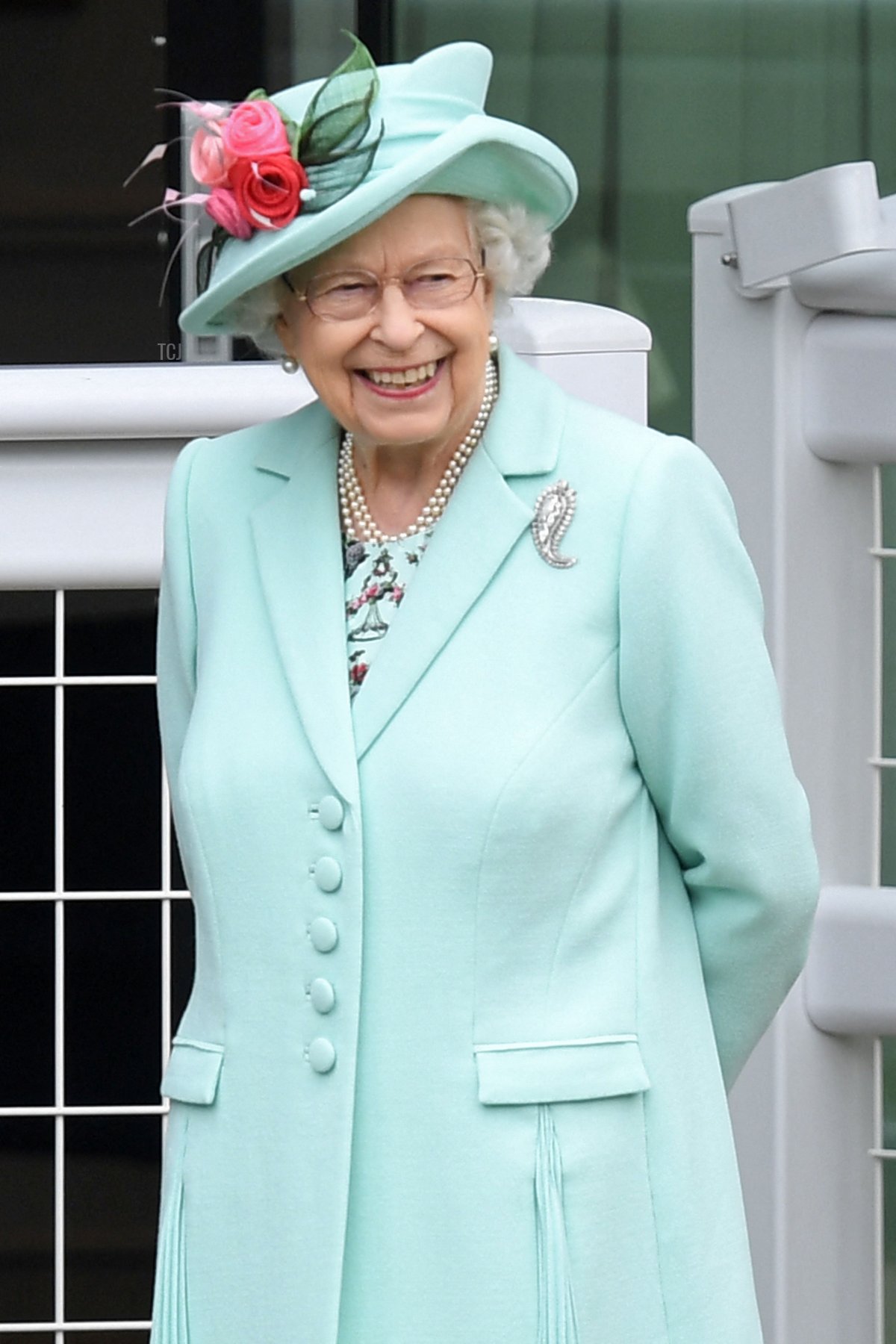 La regina britannica Elisabetta II sorride mentre partecipa al quinto giorno delle corse di Royal Ascot, ad Ascot, a ovest di Londra il 19 giugno 2021