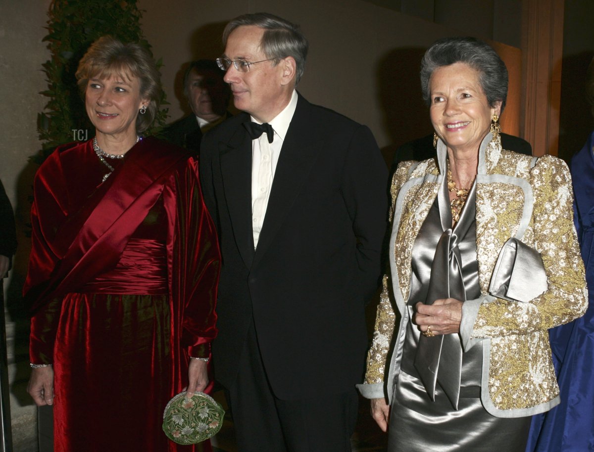 Anne-Aymone Giscard D'estaing (R), Duchessa di Gloucester (L) e suo marito Duca di Gloucester (C) partecipano al Gala della Fondazione per l'Abuso Infantile al Castello di Versailles il 6 dicembre 2004 a Versailles, Francia