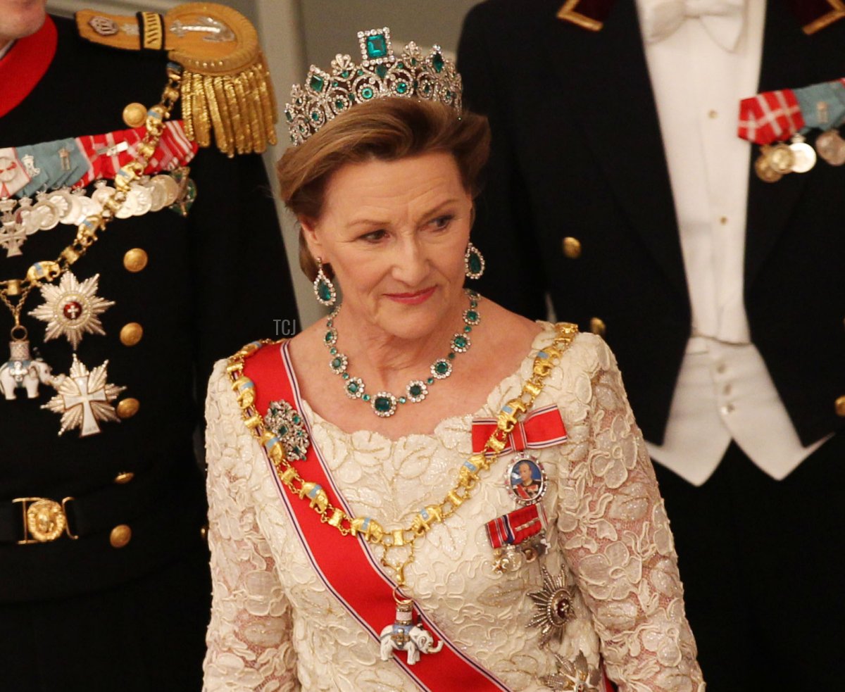 La regina Sonja di Norvegia partecipa a una cena di gala per celebrare i 40 anni di regno della regina Margherita II di Danimarca presso la Cappella del Palazzo di Christiansborg il 15 gennaio 2012