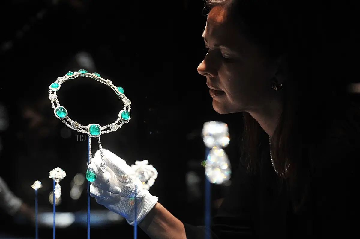 La collana di smeraldi e diamanti progettata per il Delhi Durbar esposta nella mostra Diamonds: A Jubilee Celebration, parte dell'apertura estiva di Buckingham Palace, il 28 giugno 2012