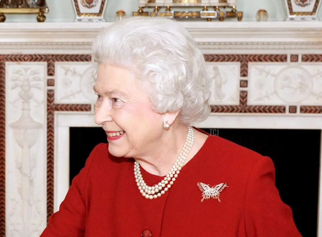 La Regina Elisabetta II stringe la mano al Presidente del Ruanda Paul Kagame dopo il suo arrivo a Buckingham Palace per un'udienza privata l'8 marzo 2010 a Londra, Inghilterra