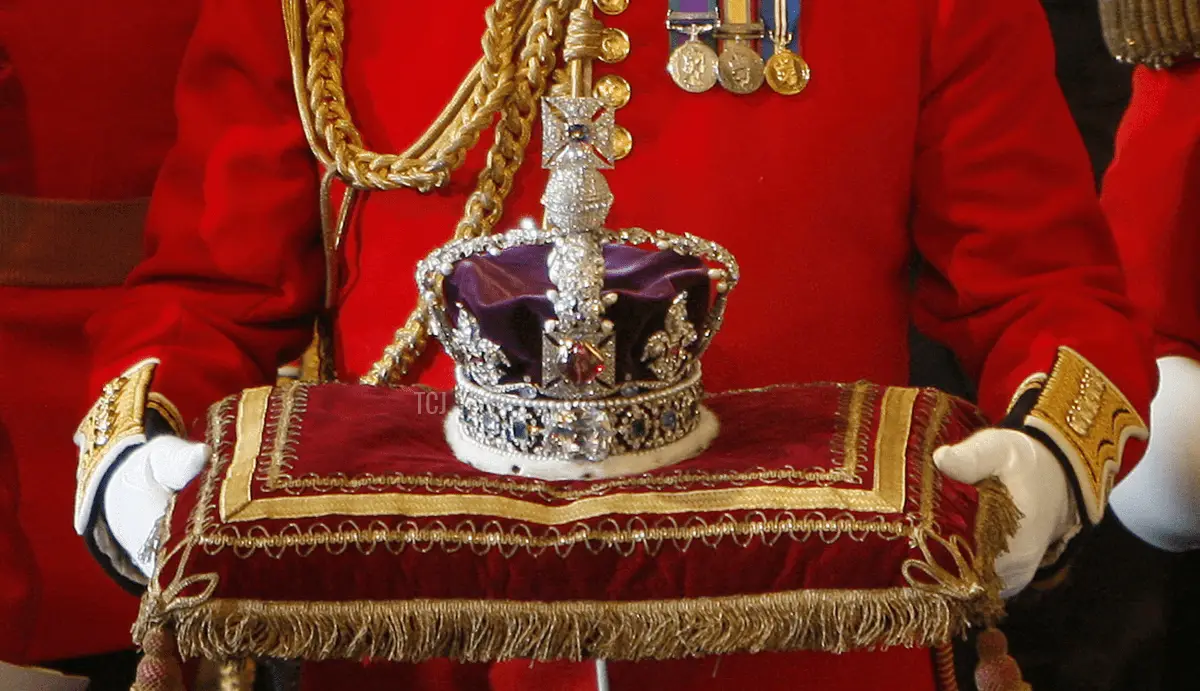 La Corona Imperiale di Stato arriva alla Camera dei Lords, a Westminster, a Londra, il 6 novembre 2007, per l'apertura ufficiale del Parlamento