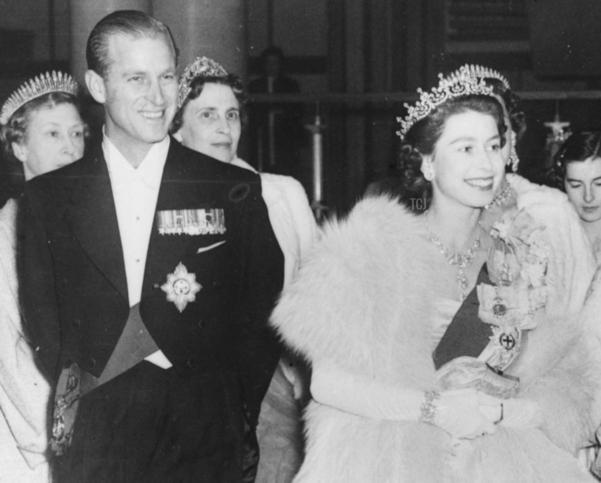 HM Queen Elizabeth II e il Principe Filippo, Duca di Edimburgo, in abito formale durante un concerto al Festival Hall, Londra, maggio 1951