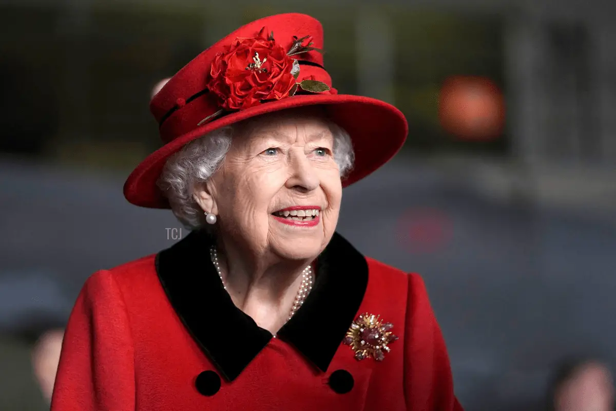 La regina Elizabeth II reagisce mentre incontra il personale militare durante la sua visita all'incrociatore HMS Queen Elizabeth a Portsmouth, nel sud dell'Inghilterra, il 22 maggio 2021