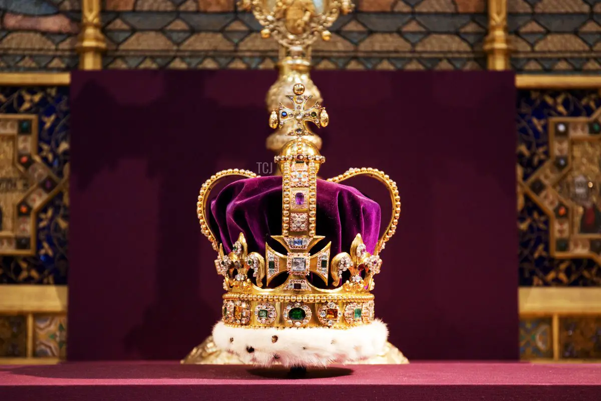 La corona di re Edoardo è fotografata durante un servizio per celebrare il 60° anniversario della coronazione di Queen Elizabeth II all'Abbazia di Westminster, il 4 giugno 2013 a Londra, Inghilterra