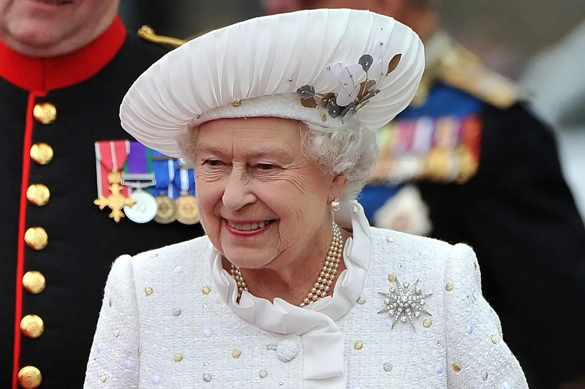 La Regina Elisabetta II arriva per il Thames Diamond Jubilee Water Pageant a Londra il 3 giugno 2012 (BETHANY CLARKE/POOL/AFP via Getty Images)