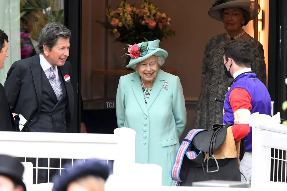 La regina britannica Elisabetta II sorride mentre incontra un fantino nel quinto giorno delle corse di Royal Ascot, ad Ascot, a ovest di Londra il 19 giugno 2021