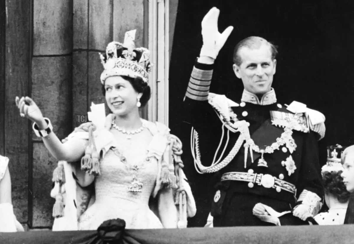 La regina britannica Elisabetta II (a sinistra) insieme al principe Filippo, duca di Edimburgo (a destra) saluta la folla, il 2 giugno 1953 dopo essere stata incoronata ad Abbey di Westminster a Londra. - Elisabetta sposò il duca di Edimburgo il 20 novembre 1947 e fu proclamata regina nel 1952 all'età di 25 anni. La sua incoronazione è stata il primo evento trasmesso in diretta a livello mondiale.