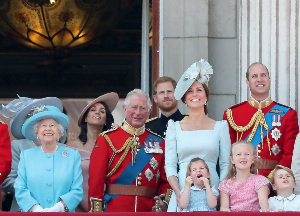 La famiglia reale si trova sul balcone di Buckingham Palace per assistere a un volo di aerei della Royal Air Force, a Londra il 9 giugno 2018