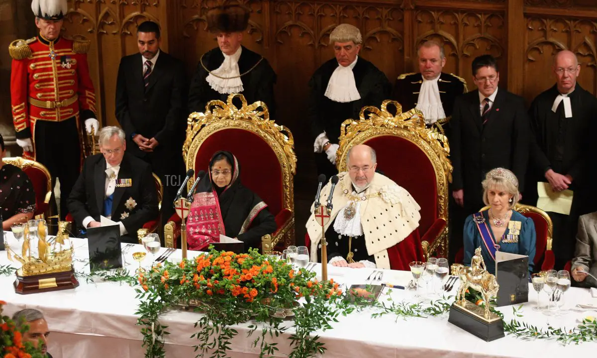 Il Presidente della Repubblica dell'India Prathibha Devi Singh Patil e il Duca e la Duchessa di Gloucester si siedono all'arrivo al Guildhall per un banchetto nel secondo giorno ufficiale della visita di Stato del presidente il 27 ottobre 2009 a Londra, Inghilterra