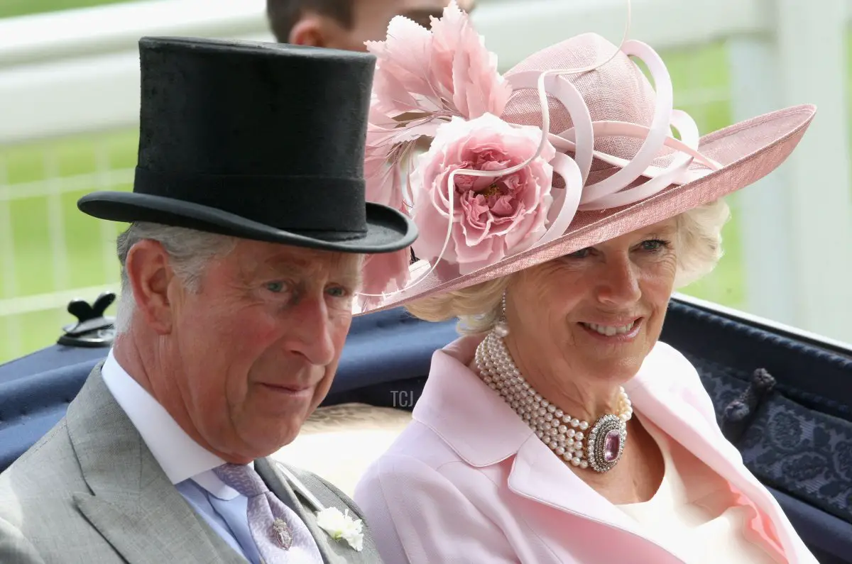 Sua Altezza Camilla, Duchessa di Cornovaglia sorride nel ring di parata in una carrozza trainata da cavalli durante il secondo giorno di Royal Ascot 2009 all'ippodromo di Ascot il 17 giugno 2009 in Ascot, Inghilterra