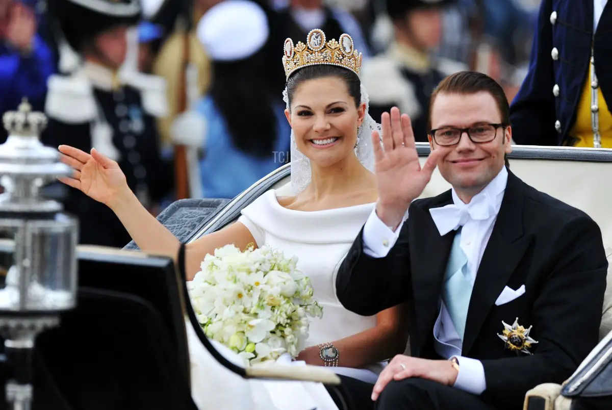 La Crown Princess Victoria di Svezia, Duchessa di Västergötland, e suo marito il Principe Daniel, Duca di Västergötland, immortalati dopo la loro cerimonia nuziale il 19 giugno 2010 a Stoccolma, Svezia