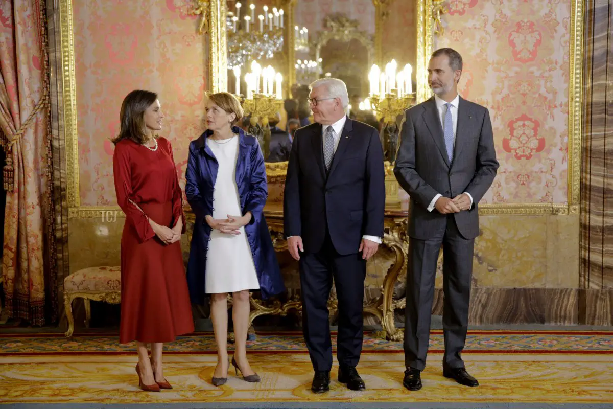 Il Re di Spagna Felipe VI (A destra) e la Regina Letizia (A sinistra) accolgono il Presidente tedesco Frank-Walter Steinmeier (A destra) e sua moglie Elke Budenbende al Palazzo Reale di Madrid il 24 ottobre 2018