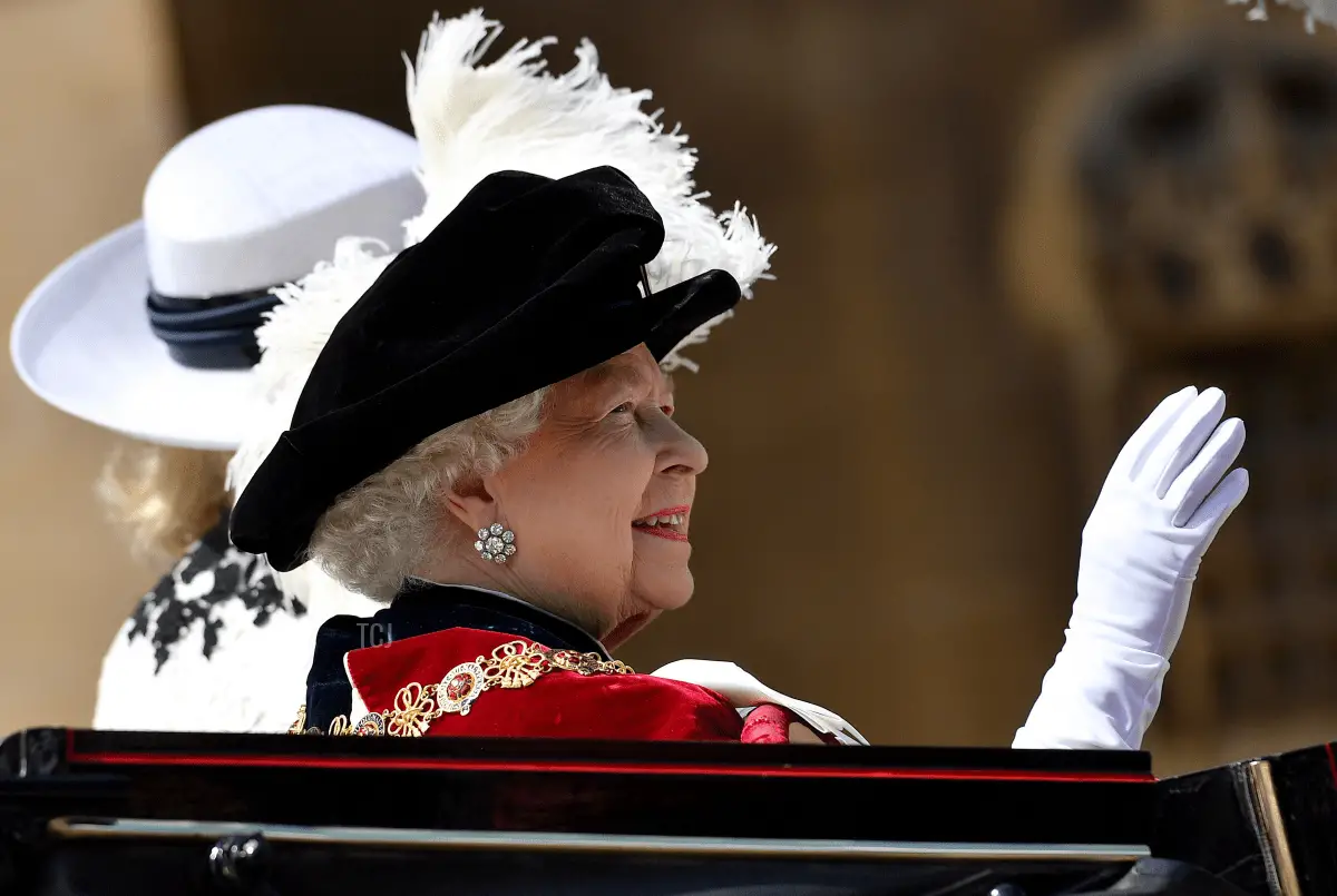 La regina Elisabetta II arriva per partecipare alla cerimonia dell'Ordine della Giartera nella Cappella di San Giorgio, al Castello di Windsor, a ovest di Londra, il 18 giugno 2018