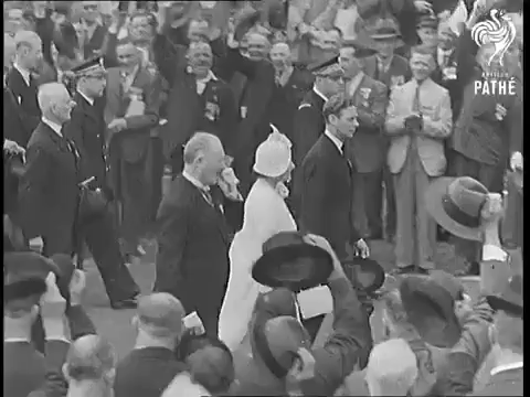 Il re svela il Memoriale della Guerra Australiana a Villers Bretonneux. Il re e la regina hanno partecipato all'ultima cerimonia della loro visita di Stato in Francia, quando, alla presenza del presidente Lebrun, la sua maestà ha svelato il Memoriale della guerra australiana a Villers Bretonneux. Nella foto, il re e la regina tra gli ex militari australiani durante la cerimonia. 22 luglio 1938