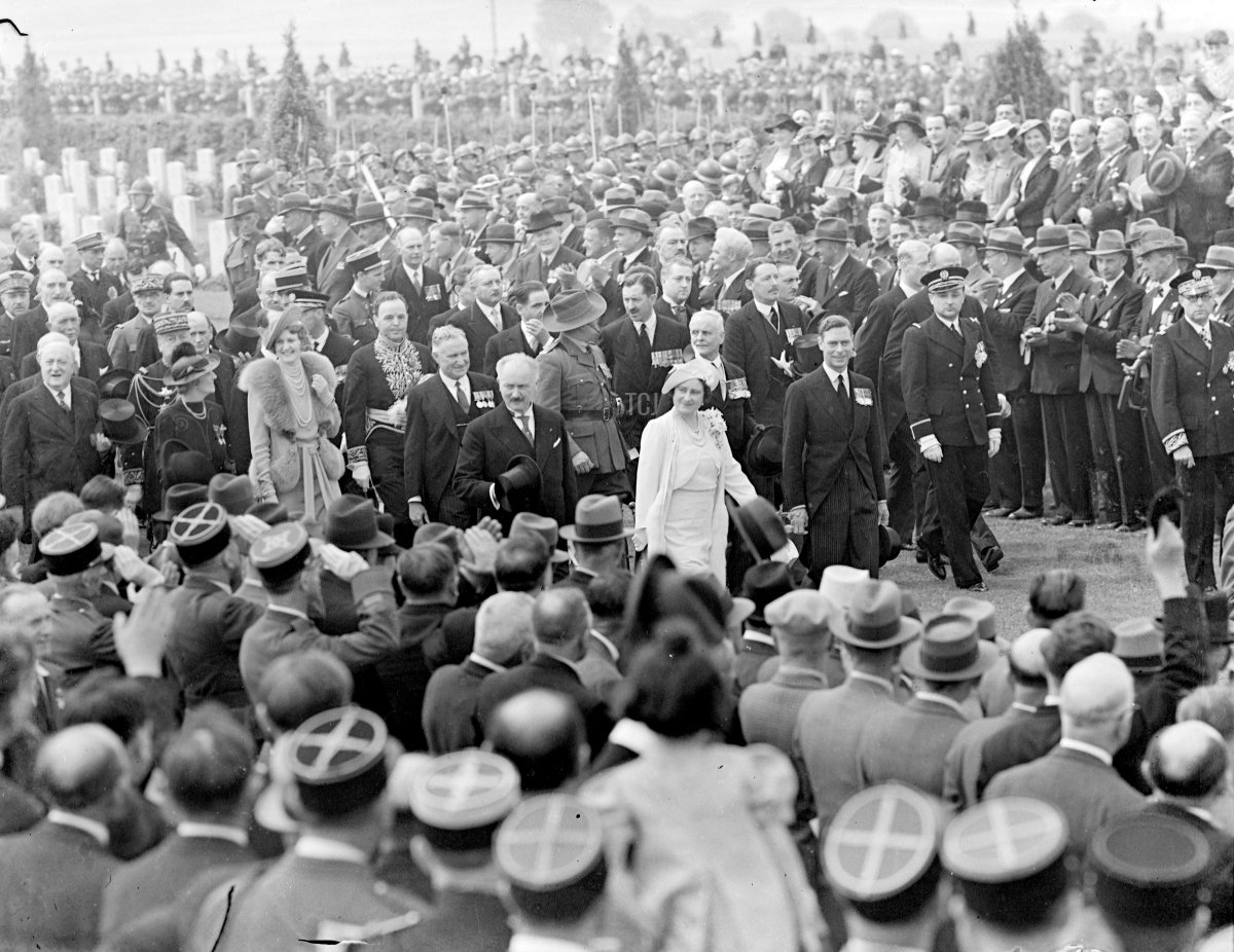 Il re svela il Memoriale della Guerra Australiana a Villers Bretonneux. Il re e la regina hanno partecipato all'ultima cerimonia della loro visita di Stato in Francia, quando, alla presenza del presidente Lebrun, la sua maestà ha svelato il Memoriale della guerra australiana a Villers Bretonneux. Nella foto, il re e la regina tra gli ex militari australiani durante la cerimonia. 22 luglio 1938