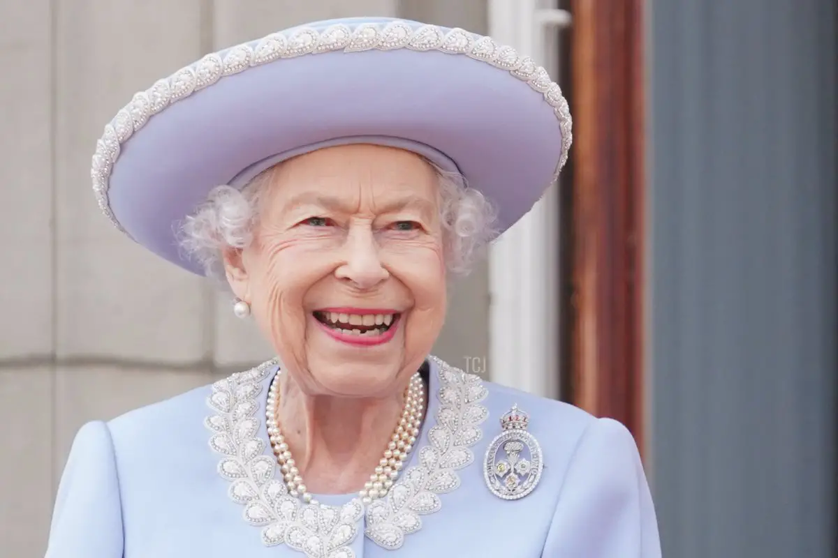 La regina britannica Elisabetta II si trova sul balcone di Buckingham Palace mentre le truppe sfilano durante la Parata di Compleanno della Regina, il Trooping the Colour, come parte delle celebrazioni per il Giubileo di Platino della Regina Elisabetta II, a Londra, il 2 giugno 2022