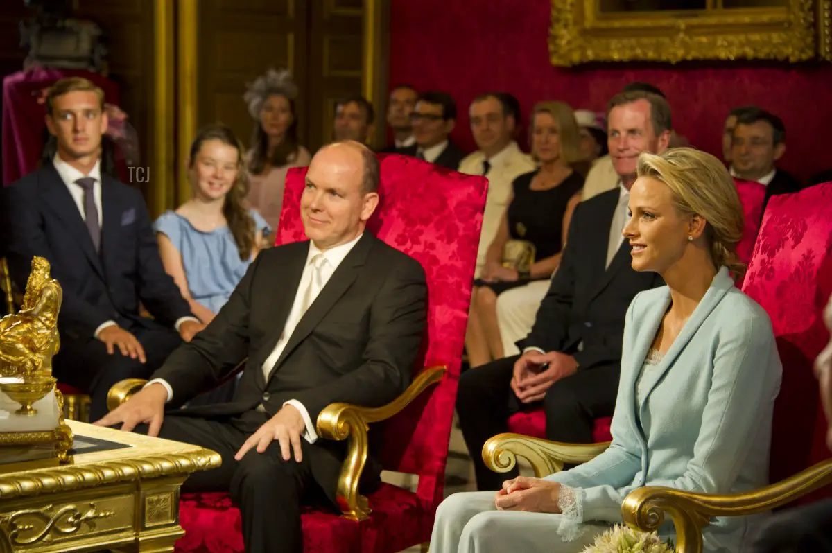 In questa immagine fornita dal Palais Princier, il principe Alberto II di Monaco e la principessa Charlene di Monaco sono seduti nella Sala del Trono durante la cerimonia civile del loro matrimonio reale al Palazzo del Principe il 1 luglio 2011 a Monaco