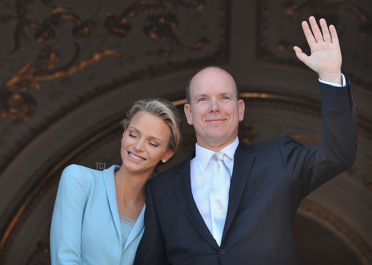 La principessa Charlene di Monaco e il principe Alberto II di Monaco posano sul balcone dopo la cerimonia civile del matrimonio reale tra il principe Alberto II di Monaco e Charlene Wittstock al Palazzo del Principe il 1 luglio 2011 a Monaco